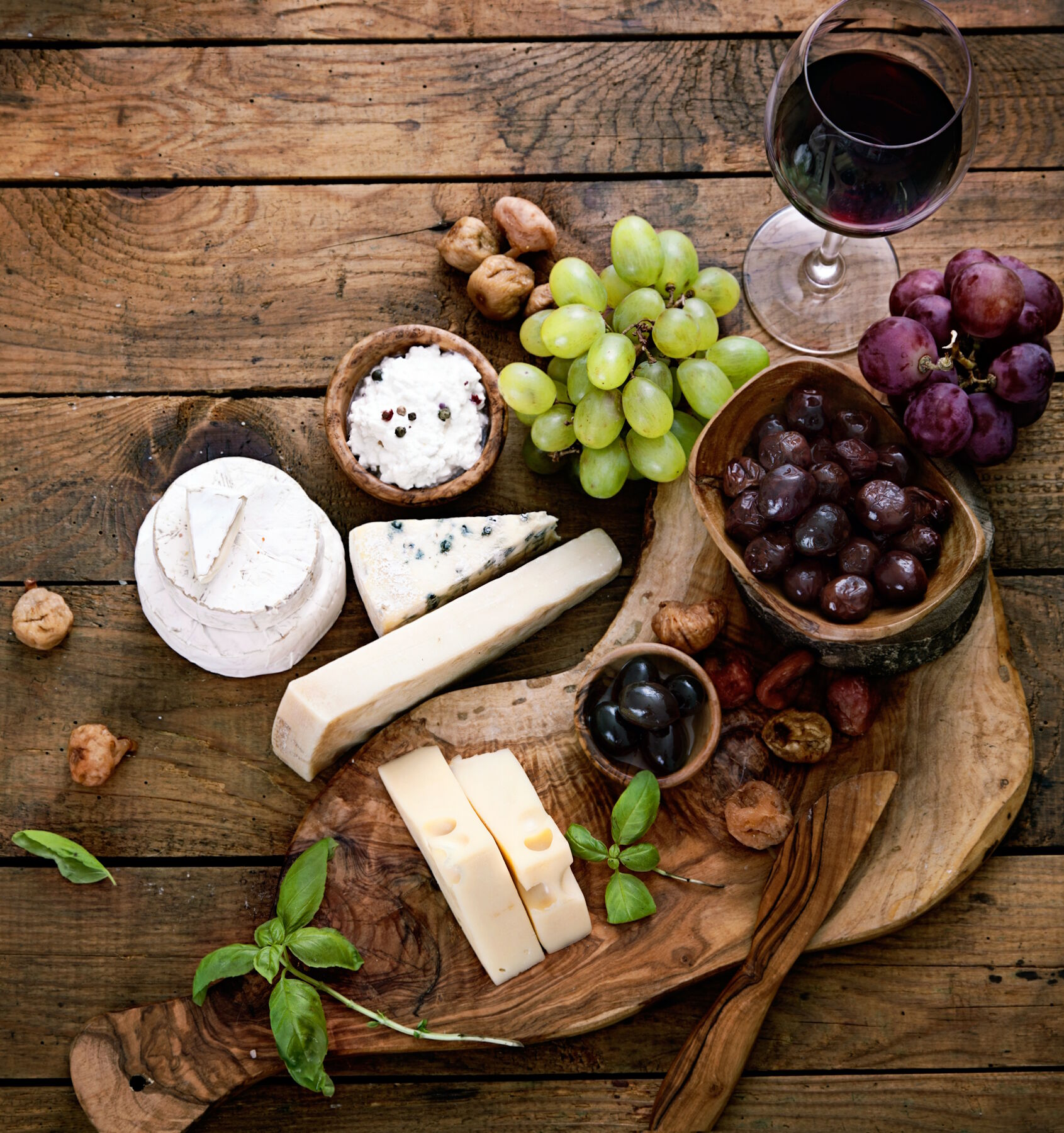 Виноград и сыр на столе