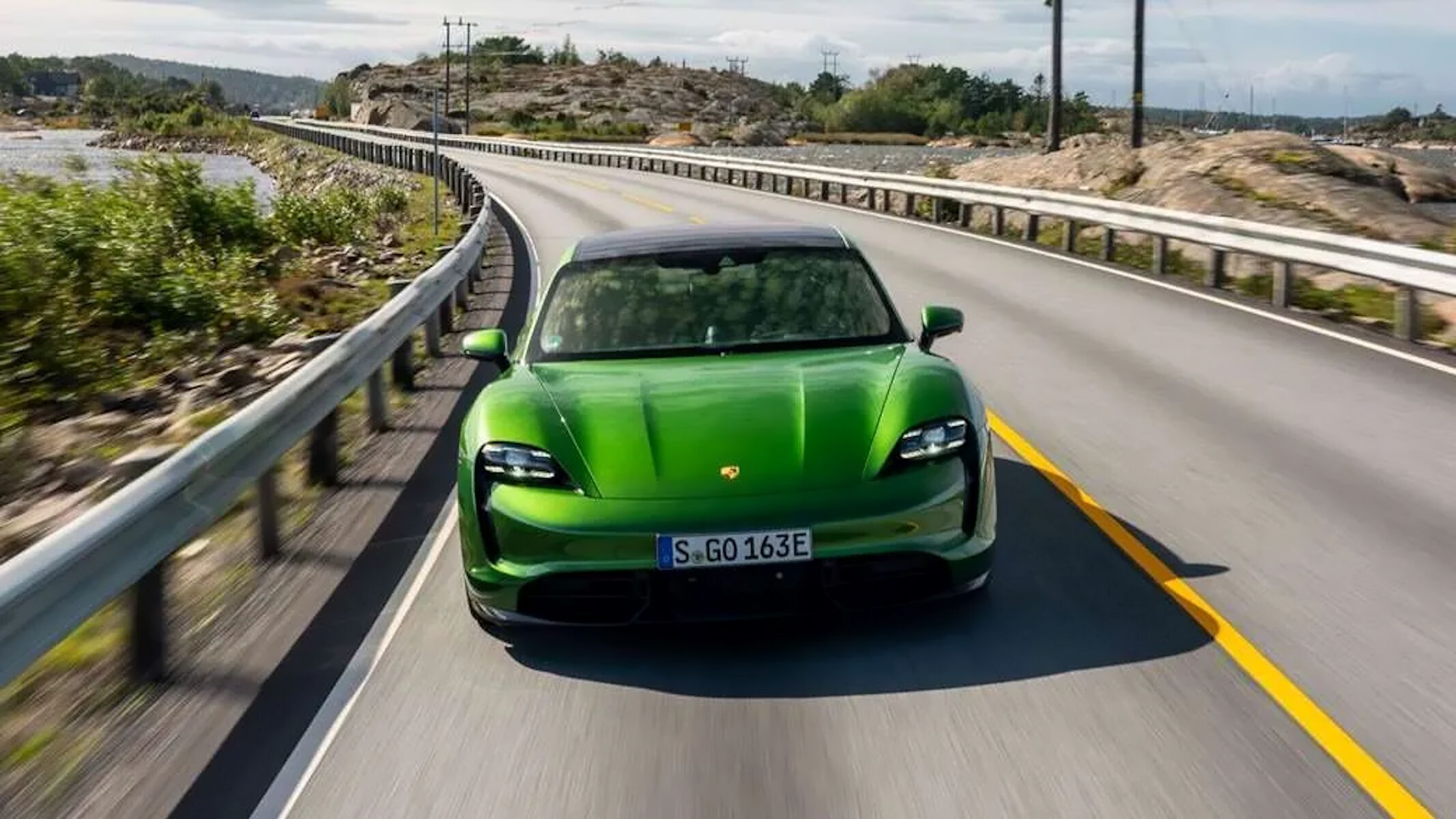 Зеленый Porsche Taycan