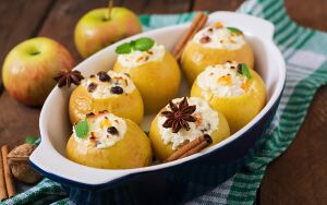 Яблоки с творогом печенные