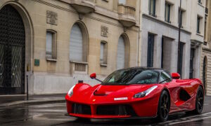 LaFerrari красная