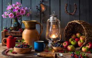 Яблоки и лесные ягоды