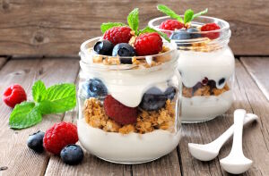 Легкие йогурты с ягодами