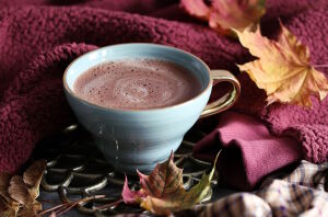 Горячий шоколад и листья