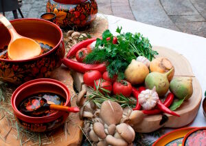 Блюдца и овощи