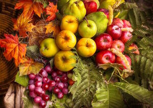 Яблоки на листьях