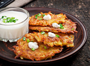 Картофельные оладьи со сметаной