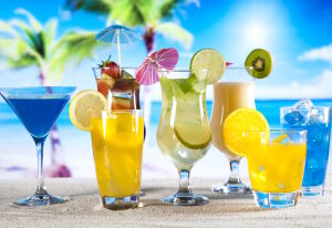 Тропические напитки и море