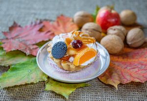 Пирожное и листья