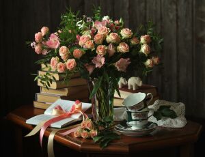 Розы, книжки, чашки