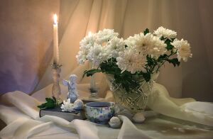 Хризантемы, свеча, чай, статуэтка