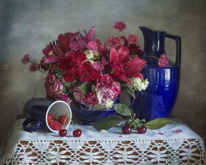 Вишня, клубника, лилии