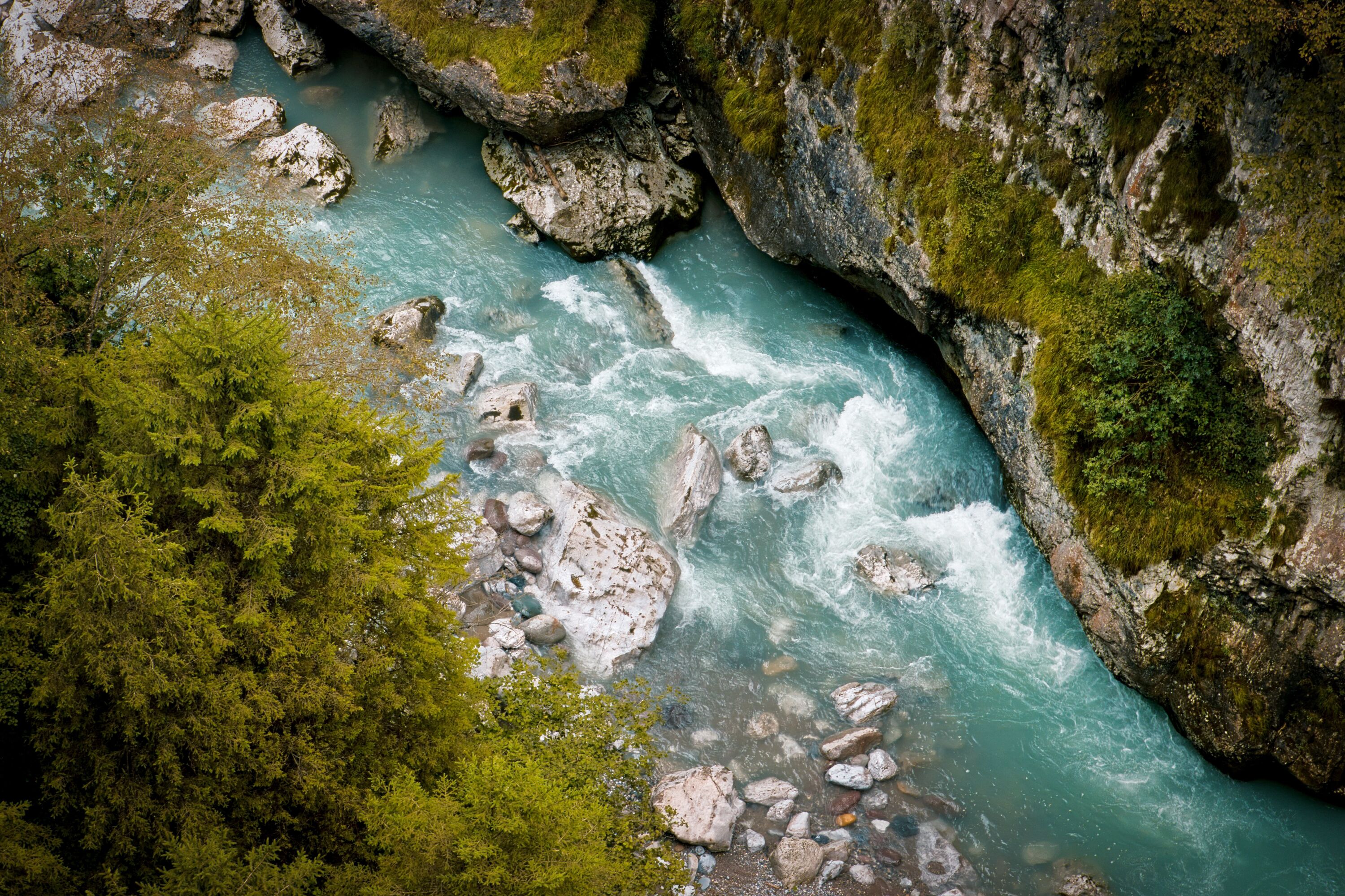 Поток воды, вид сверху