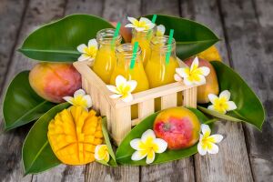 Бутылочки с соком из манго