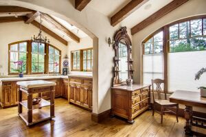 Кухня, комод, зеркало, окна