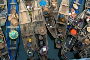 Женщины в лодках