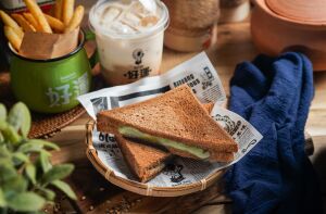 Сэндвичи, картошка фри, соус