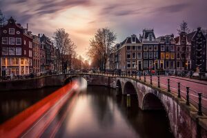 Канал в вечернем Амстердаме