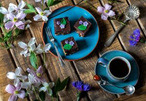 Пирожное, кофе, васильки, клематис