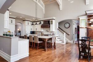 Кухня, белый цвет, высокие потолки