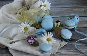 Макаруны, ромашки, анютины глазки, ваза