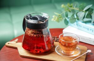 Чай, заварник, книги