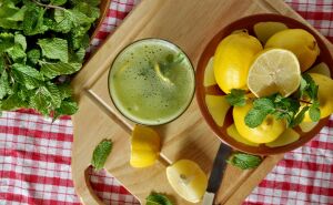 Коктейль, лимоны, доска, зелень