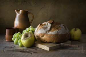 Кувшин, хлеб, яблоки, виноград