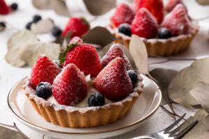 Пирожное с клубникой и голубикой