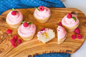 Пирожные с малиной