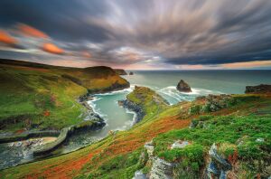 Побережье, небо, холмы