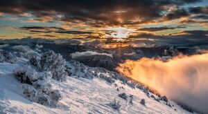 Над облаками, снег, горы, закат