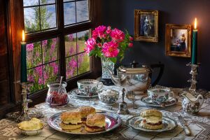 Букет, булочки, чай, сахар