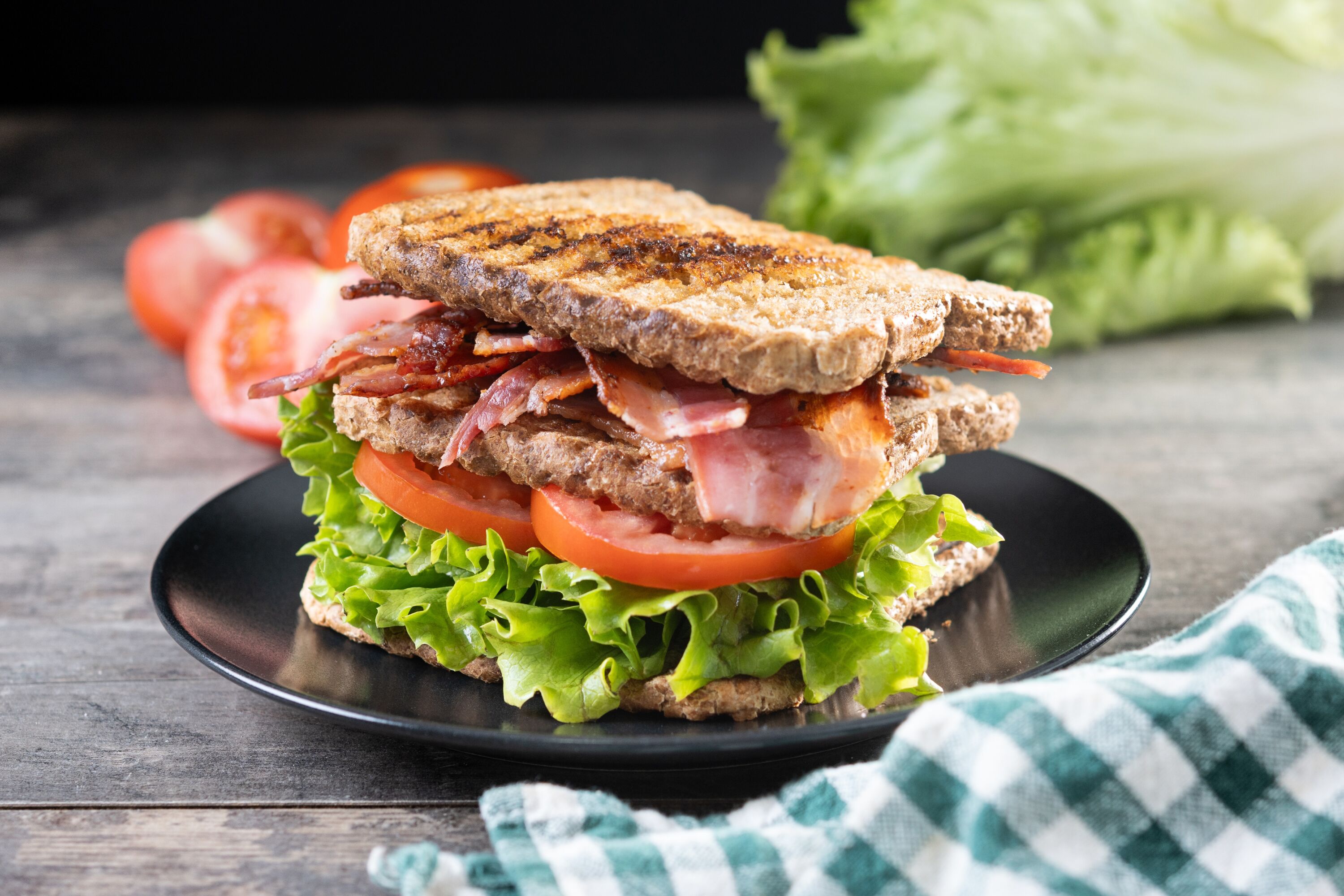 BLT сэндвич с беконом, листьями салата и помидорами