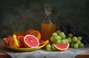 Фрукты, сок и бутылка с напитком