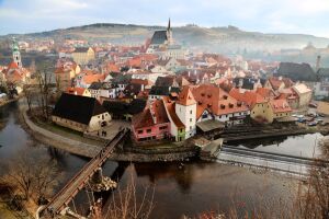 Крумловский замок с красными крышами и старинными зданиями
