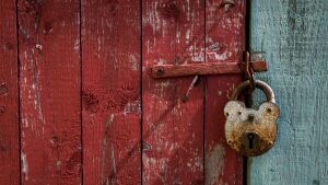 Деревянная дверь с навесным замком