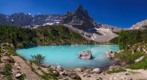 Лазурное озеро, гора, лес