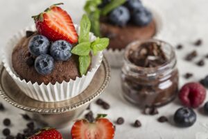 Шоколадные кексы с ягодами и мятой