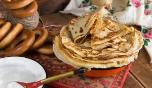 Блины, сушки, сметана