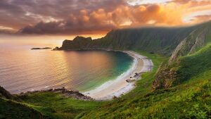 Пляж в заливе