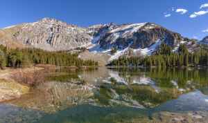 Отражение гор в озере