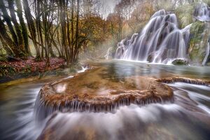 Разбивающийся водопад