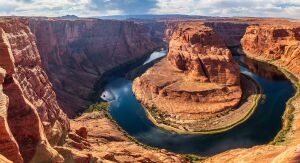 Каньон Подкова в Аризоне с извилистой рекой и красными скалами