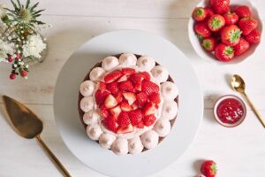 Торт с клубникой и взбитыми сливками