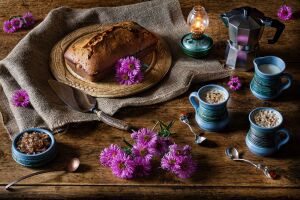 Натюрморт с кексом, молоком, кофе и цветами