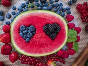 Арбуз, ежевика, голубика