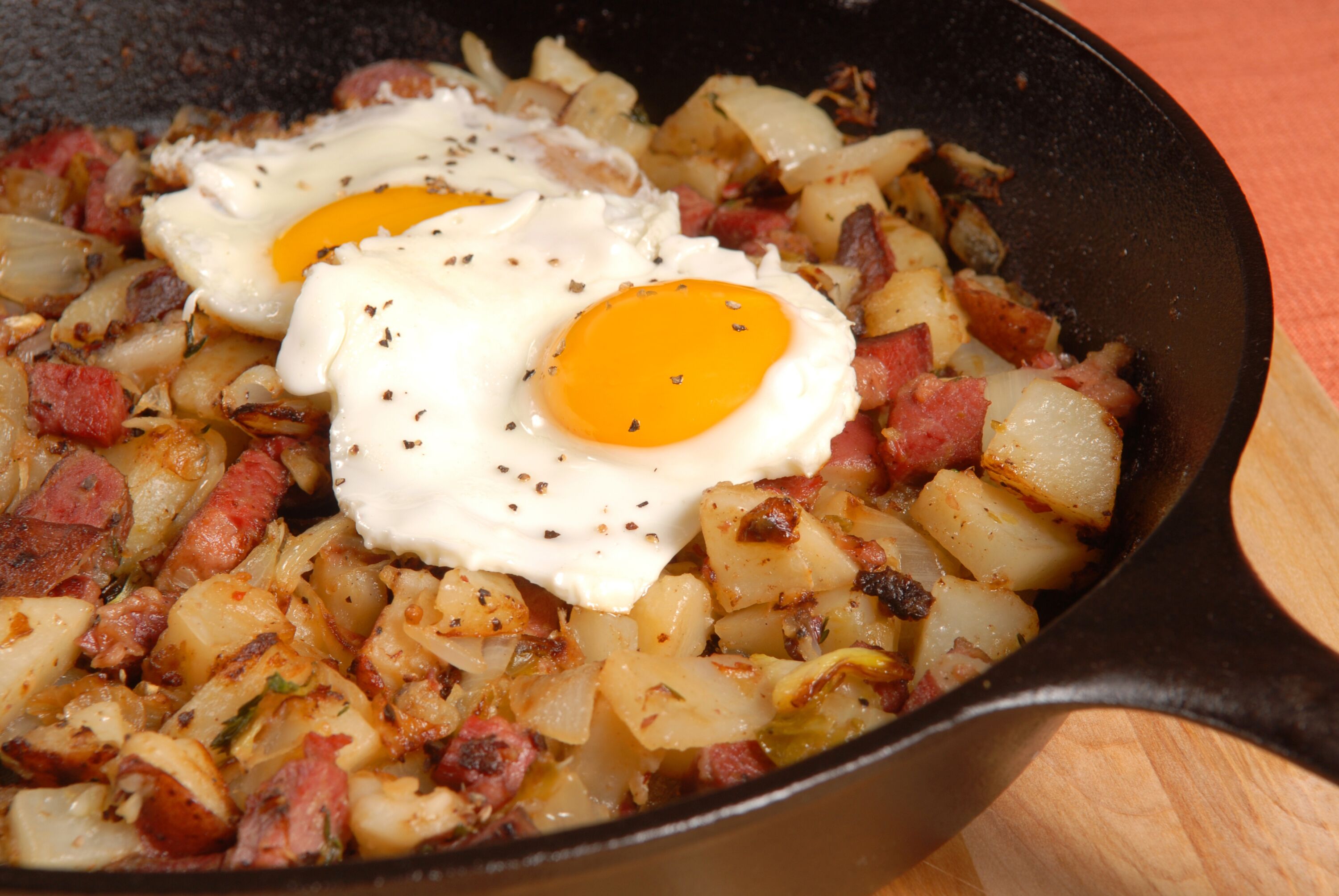 Яичница с картофелем и луком