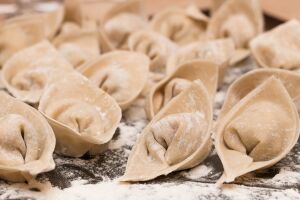 Свежие вареники с защипами по краям