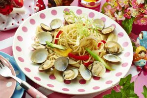 Паста с морепродуктами: аппетитная порция пасты с нежными моллюсками, перечными овощами и свежей зеленью