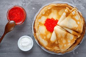 Нежные блинчики с красной икрой и сметаной: изысканный завтрак на белой тарелке